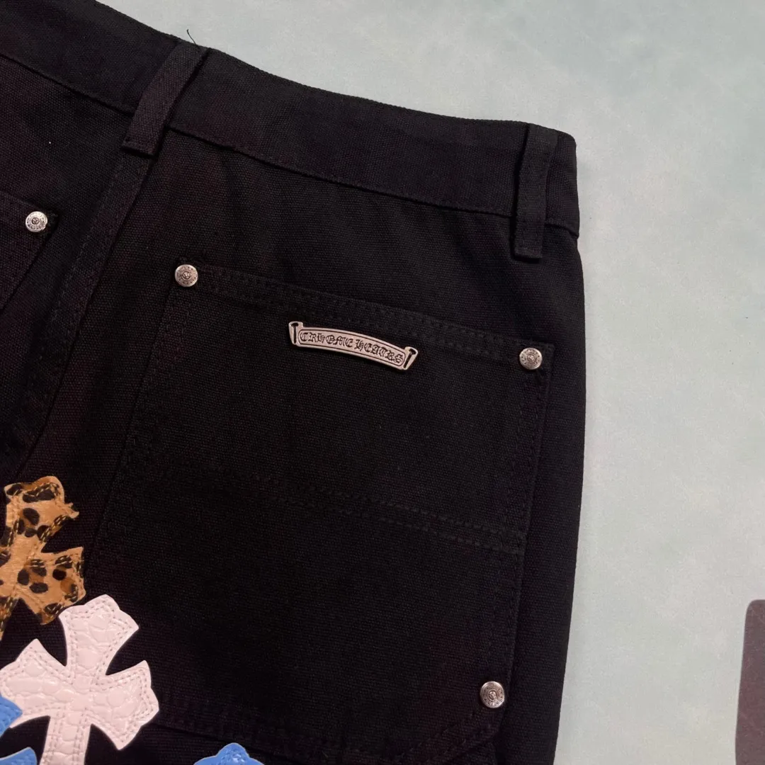 🅿️290 🔘Style No.-KL171 🔘Cro Heart𝐂𝐡𝐫𝐨𝐦𝐞 𝐇𝐞𝐚𝐫𝐭 25FW CH Large Cross Snake Print Leather Work Wear Logging Jeans* It is made of beaded canvas fabric and has been washed with heavy water. The upper body has a great texture and the pants are particularly tall and straight. The whole trousers are three-dimensionally cut, and the shape is simply amazing! The hardware is custom-made by ZP. The beaded canvas is thick but soft after washing and has good breathability. There are also customized small leather labels with unique designs. The workmanship is exquisite, the wiring is neat, the details are exquisite, simple and elegant. Moreover, these pants are super cool and have a genderless style. They can be easily worn by both men and women, and they are very trendy! The matching suggestions are as follows: Cool street style: Pair the upper body with a black Crow Heart short-sleeved T-shirt, a black motorcycle leather jacket, a pair of black Martin boots, a pair of black sunglasses and a black baseball cap. The overall look is cool and handsome, and it will turn heads when walking on the street. Casual and trendy style: Wear a white loose T-shirt inside, a denim jacket on the outside, and these Crocs jeans on the lower body. Wear a pair of white sneakers on your feet and a black Crocs backpack. It is casual and trendy, suitable for daily outings or gatherings with friends. Personalized mix-and-match style: Wear a colorful graffiti shirt open, a black vest underneath, and these jeans on the lower body. Wear a pair of high-top sneakers, such as Converse's colorful models. For accessories, you can choose some metal necklaces and bracelets to create a personalized mix-and-match style, which is very suitable for music festivals or trendy parties.  Size: S M L XL XXL (28.30.32.34.36) Color: Black
